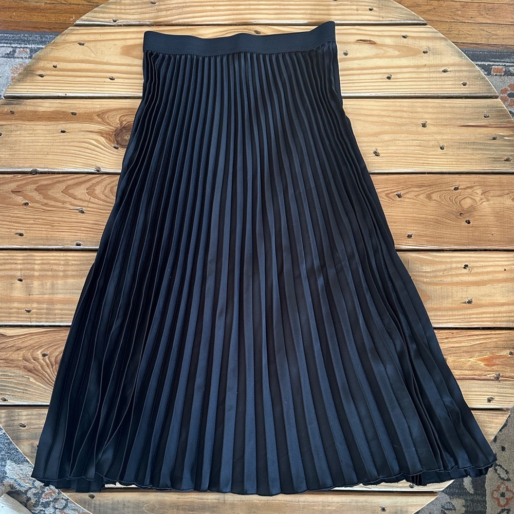 H&M PLEATED SKIRT